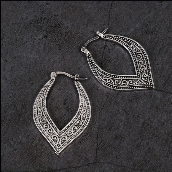 Vintage Square Metal Texture Engraved Hoop Earrings - Picture 2 of 6